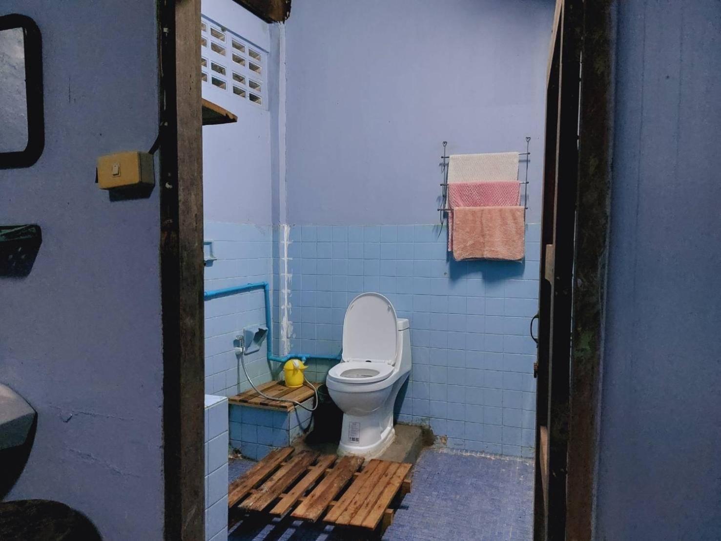 Hostelbed And Retreat Phitsanulok Esterno foto