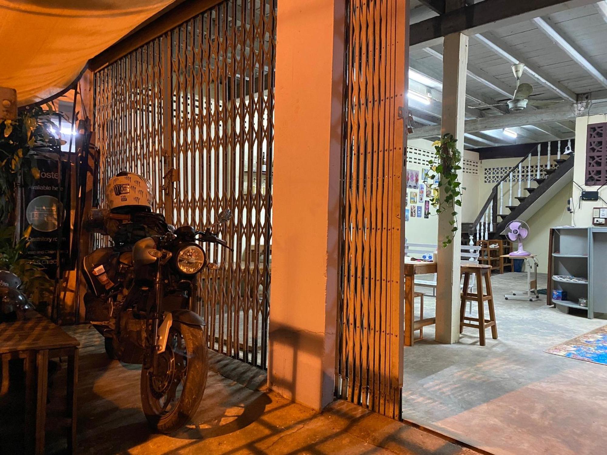 Hostelbed And Retreat Phitsanulok Esterno foto
